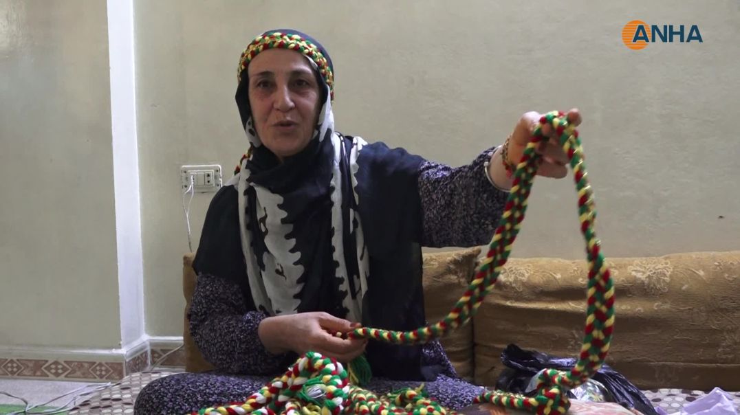 ⁣من الخيط إلى جدائل بألوان الأخضر والأحمر والأصفر