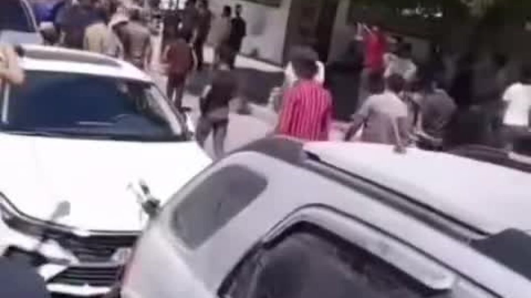 احتجاجات في عدة مناطق تطالب بتحسين الخدمات وصرف المستحقات