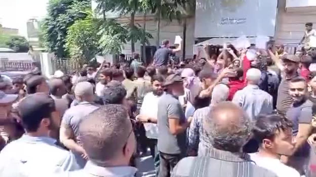 احتجاجات في عدة مناطق تطالب بتحسين الخدمات وصرف المستحقات