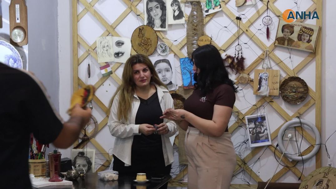 بين الخشب والألوان.. شابة تحوّل موهبتها إلى مشروع ناجح