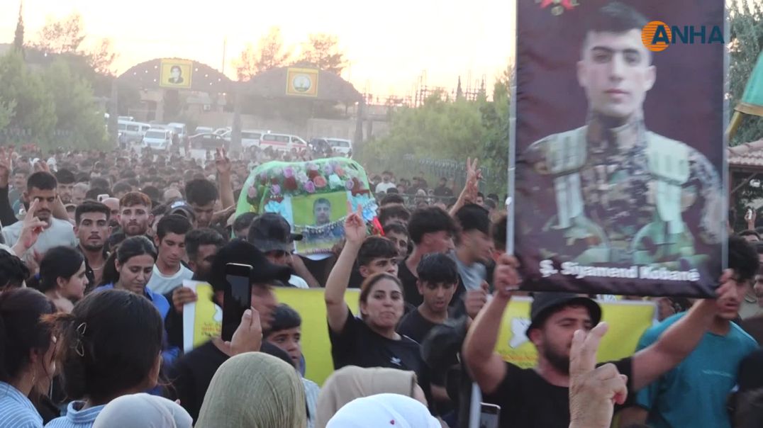 أهالي كوباني يشيعون جثمان شهيد ويؤكدون مواصلة النضال